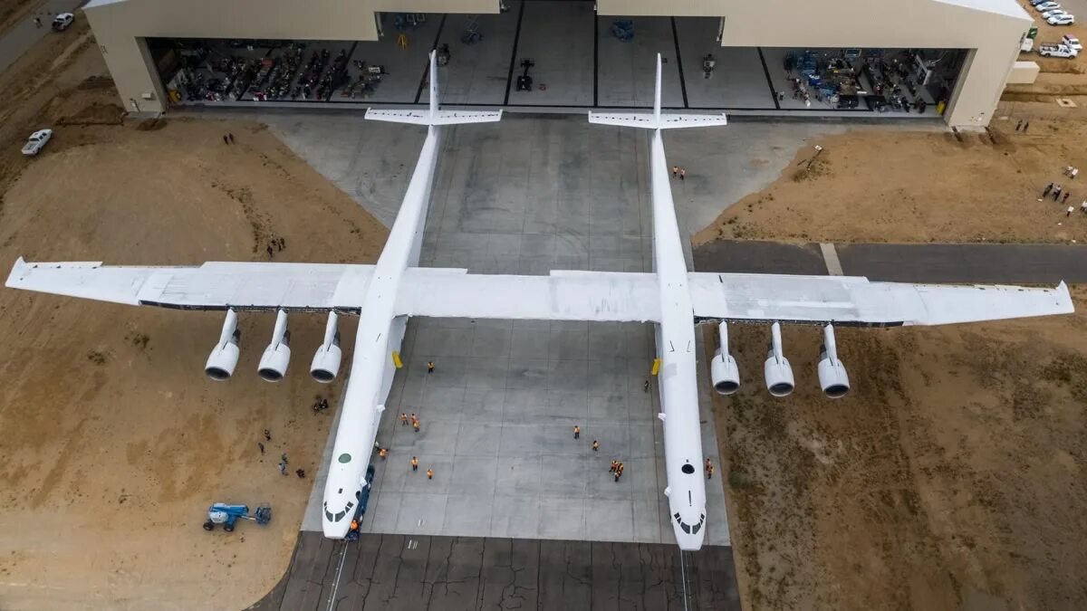 Самолет с размахом крыльев 30 м летит. Самолет stratolaunch model 351. двухфюзеляжный самолет stratolaunch. самолет roc stratolaunch. самолет scaled composites stratolaunch model 351.