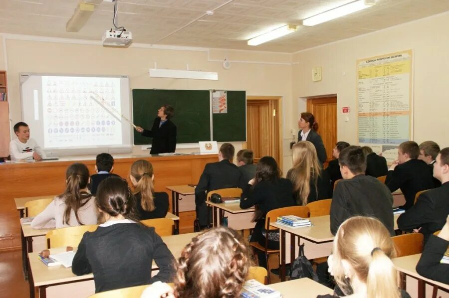 Новый урок в школах россии. Старшеклассники на уроке сбоку. Фото урока в школе практиканты 10. Все уроки в старших классах. Школа притормозить.