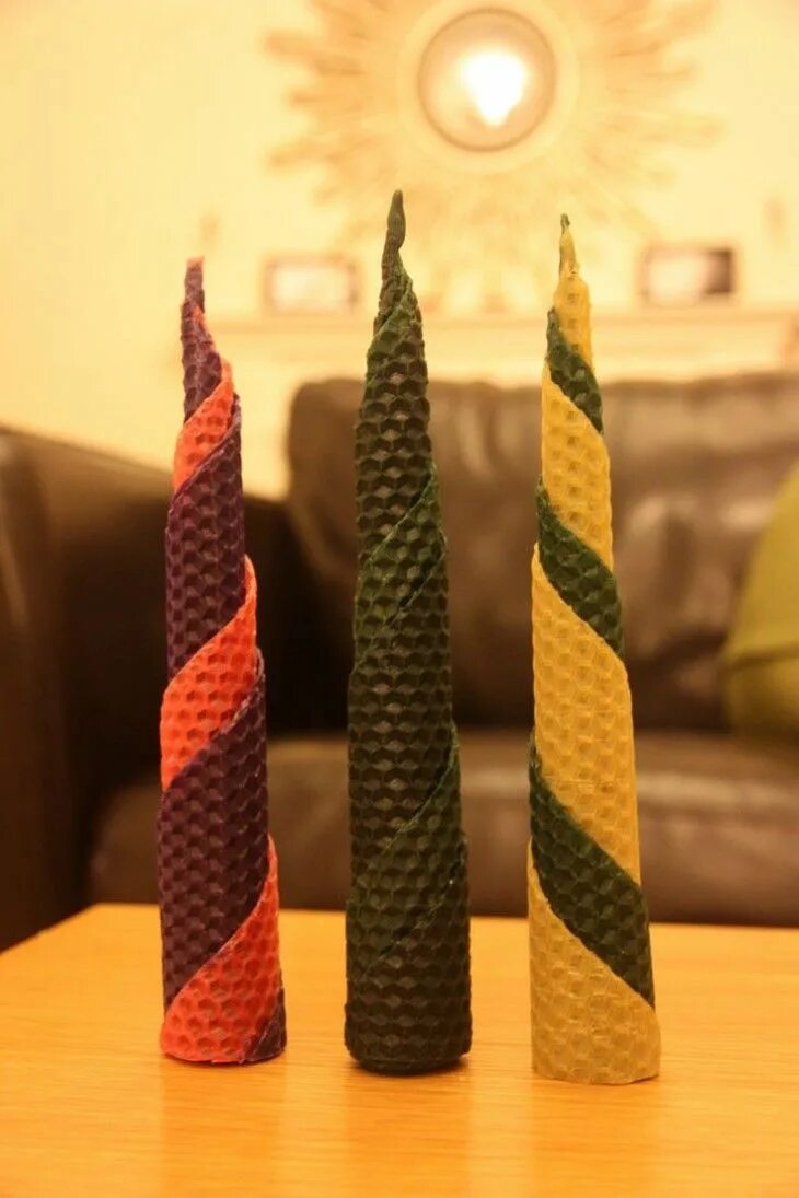Свеча из вощины елочка мастер класс. Как сделать елку из вощины. Свечи из вощины. Елочка из вощины. Свеча из вощины в виде елочки.