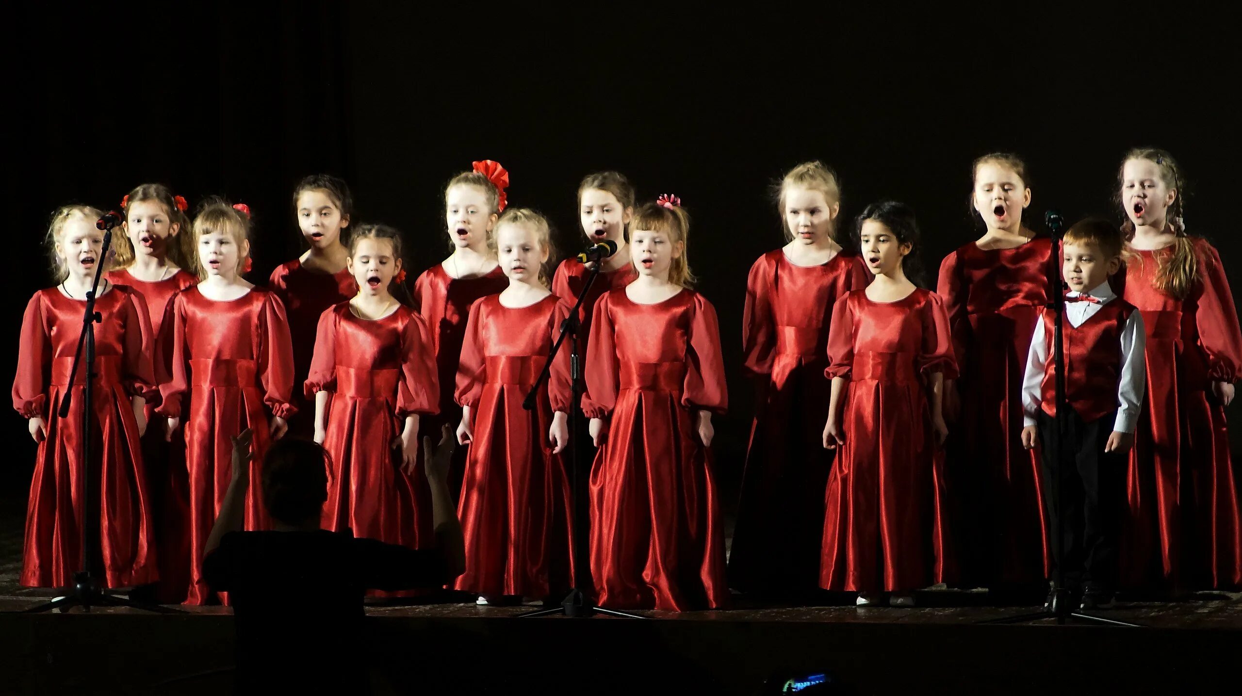 хор изображение. а. детский хор класс. школьники поют. хоровое пение дети.