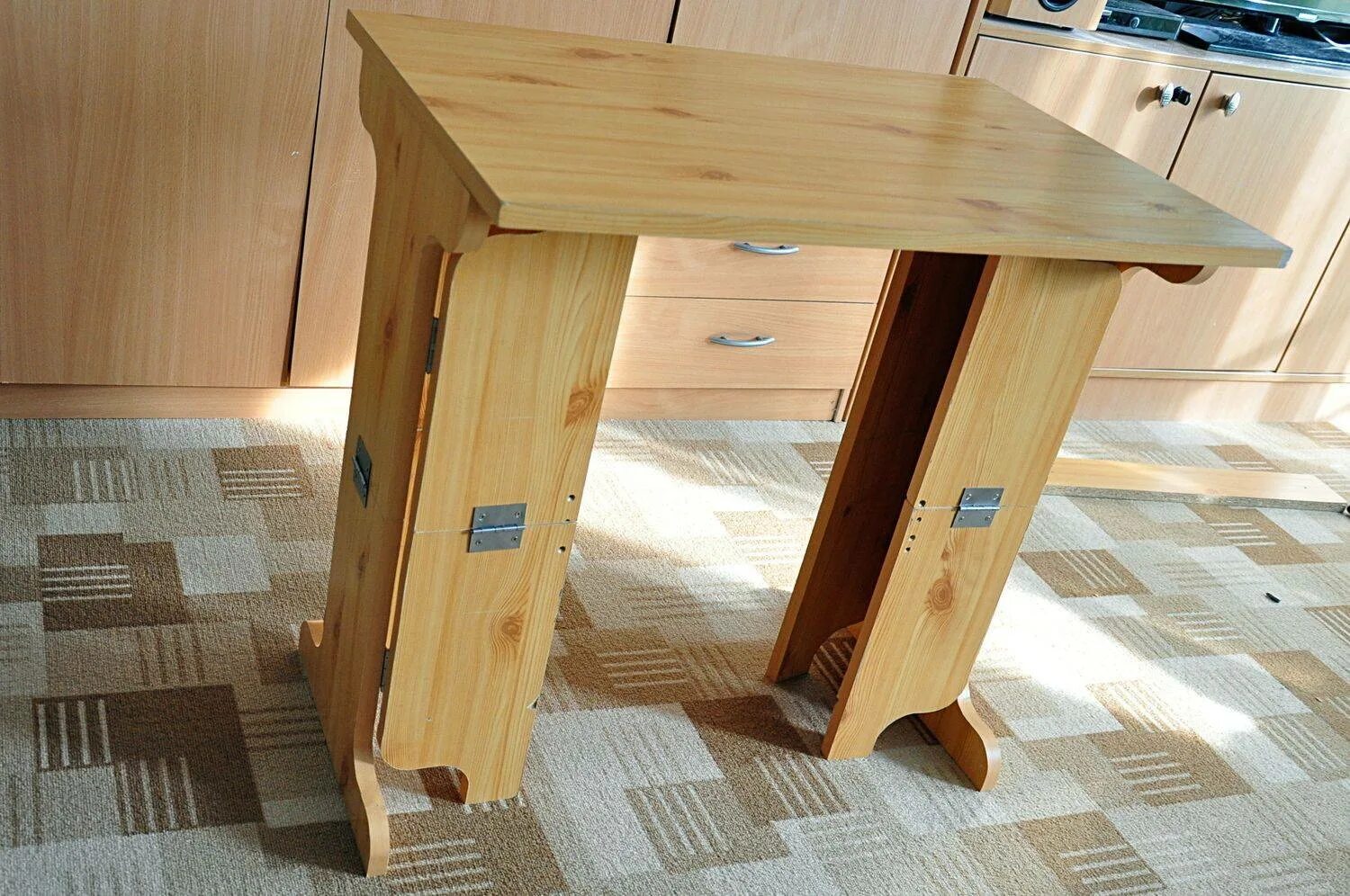 Сделать столик сам. Раскладной стол из дерева. Компьютерный стол из фанеры. Самодельный складной стол. Складывающиеся ножки для стола.