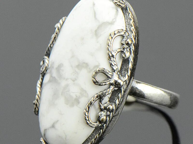 Подвеска с белым опалом. Белый жадеит камень. Белый камень в ювелирных. Белые драгоценные камни прозрачные. Белый опал кулон.