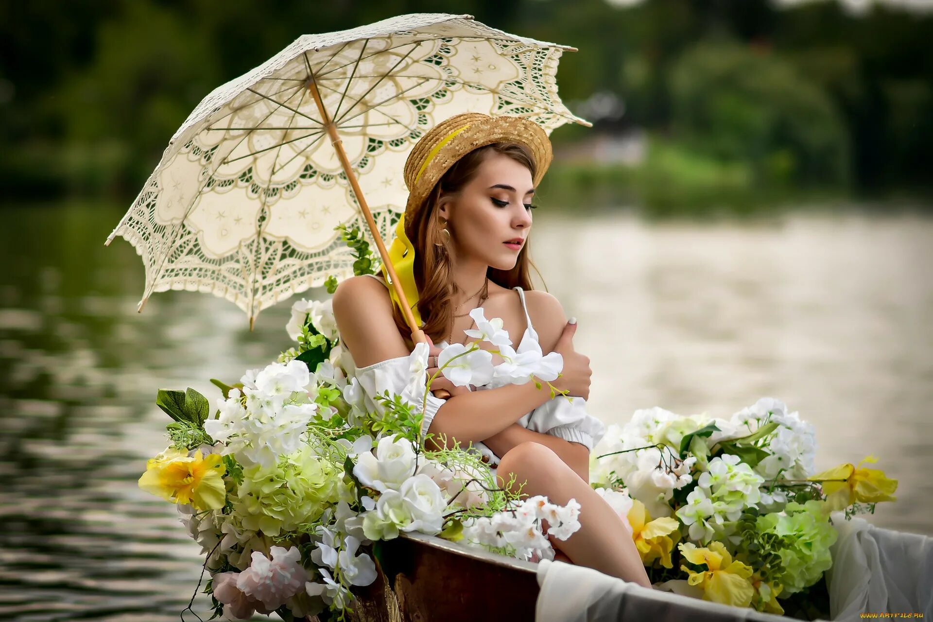 Милые добрые нежные дамы. Романтичная девушка. Девушка в шляпке с цветами. Фотосессия в лодке с цветами. Девушка в лодке с цветами.