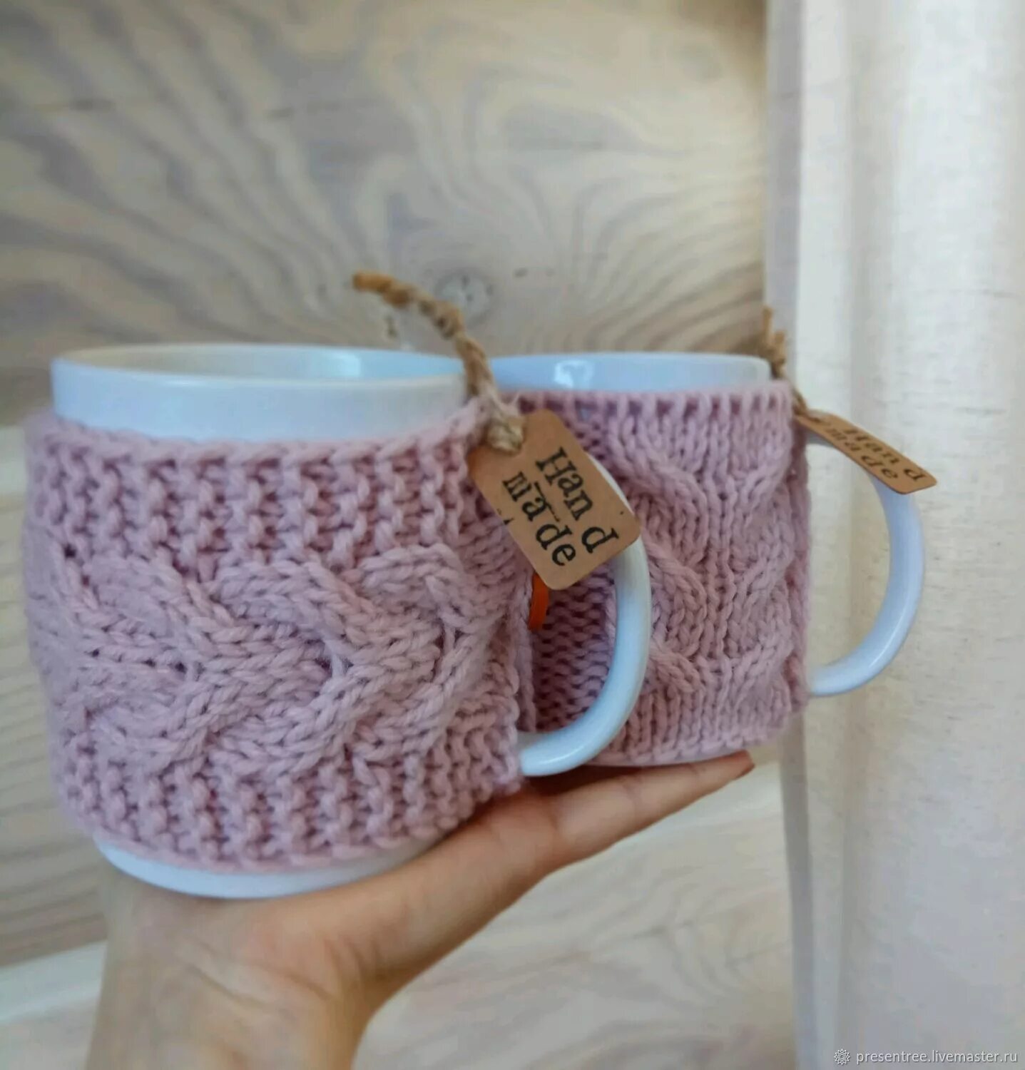 Вязаная кружка. Обвязанная кружка. Обвязанные кружки. Вязаные подставки под чашки. Вязаный чехол на кружку.