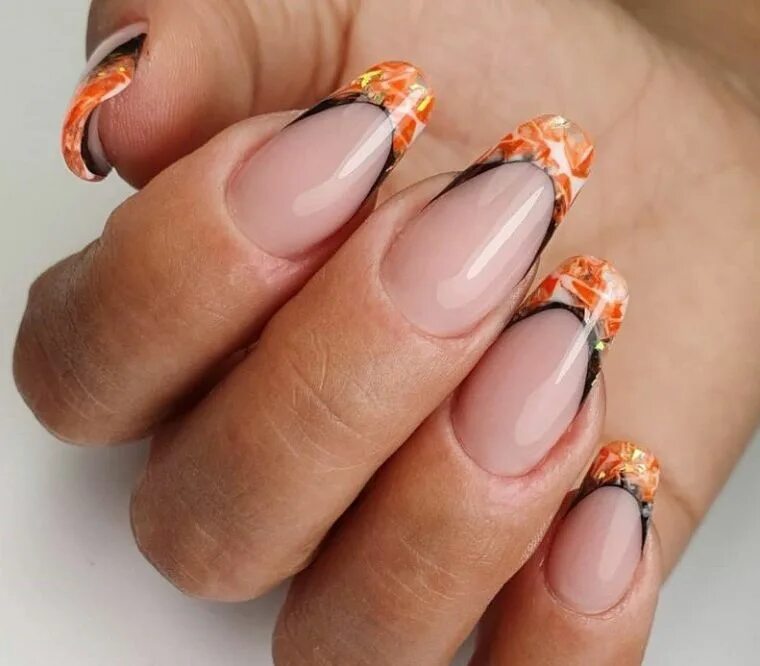 Какие ногти в тренде осень 2023. Ногти тренд осень 2022. Маникюр бренд этой осени. Осенний маникюр 2021 модные. Маникюр 2022 года модный.
