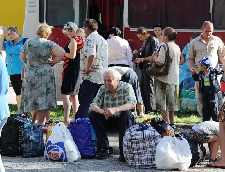 Беженцы с Украины обнаглели. Переселенцы с Донбасса. Беженцы с Украины в Сандански. Украинские беженцы в России наглеют.