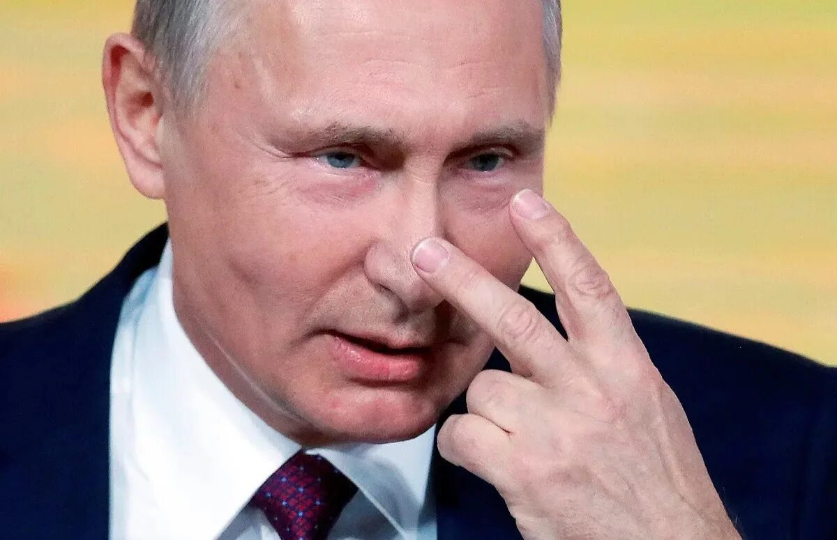 Путин злой. Скачай угрожающий. Скачай угрожающий. Грозит кулаком. Путин показывает кулак.