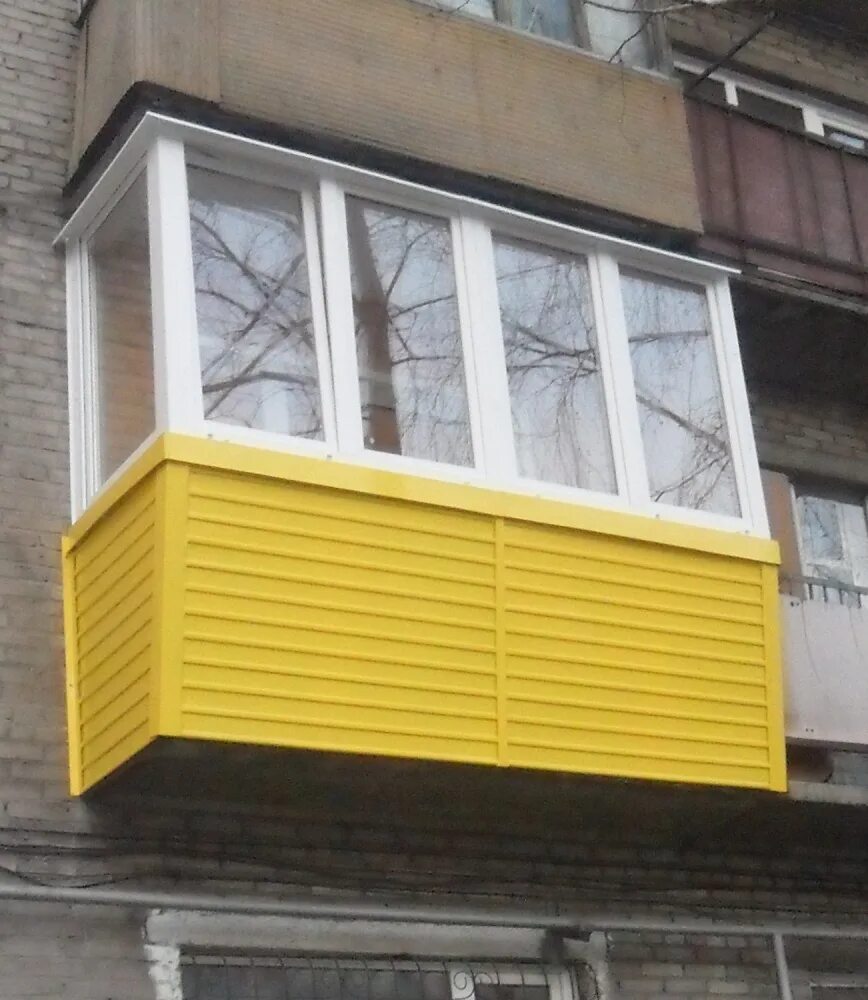 Балкон снаружи. Желтый балкон. Лоджия снаружи. Обшивка балкона снаружи.