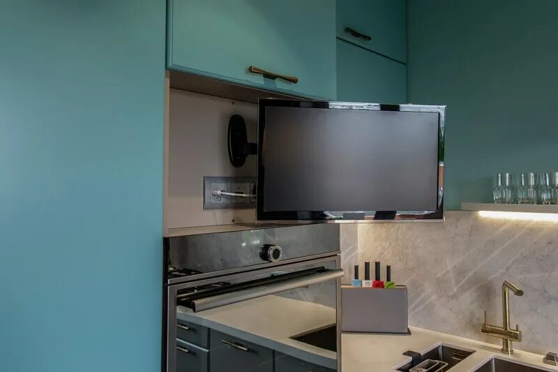 Включи телевизор на кухне. Телевизор на кухне. Телевизор встроенный в кухню. Встраиваемый телевизор для кухни. Телевизор в фасаде кухни.