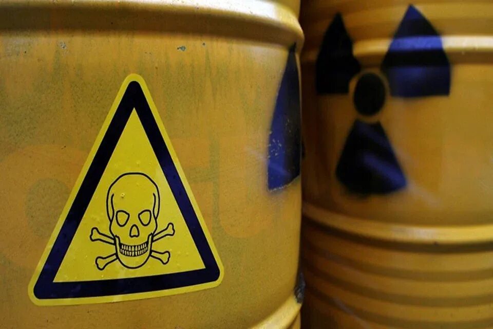 Бочки с радиоактивными отходами. Бочка с радиацией. Бочки с опасным веществом. Бочки с ядерными отходами.