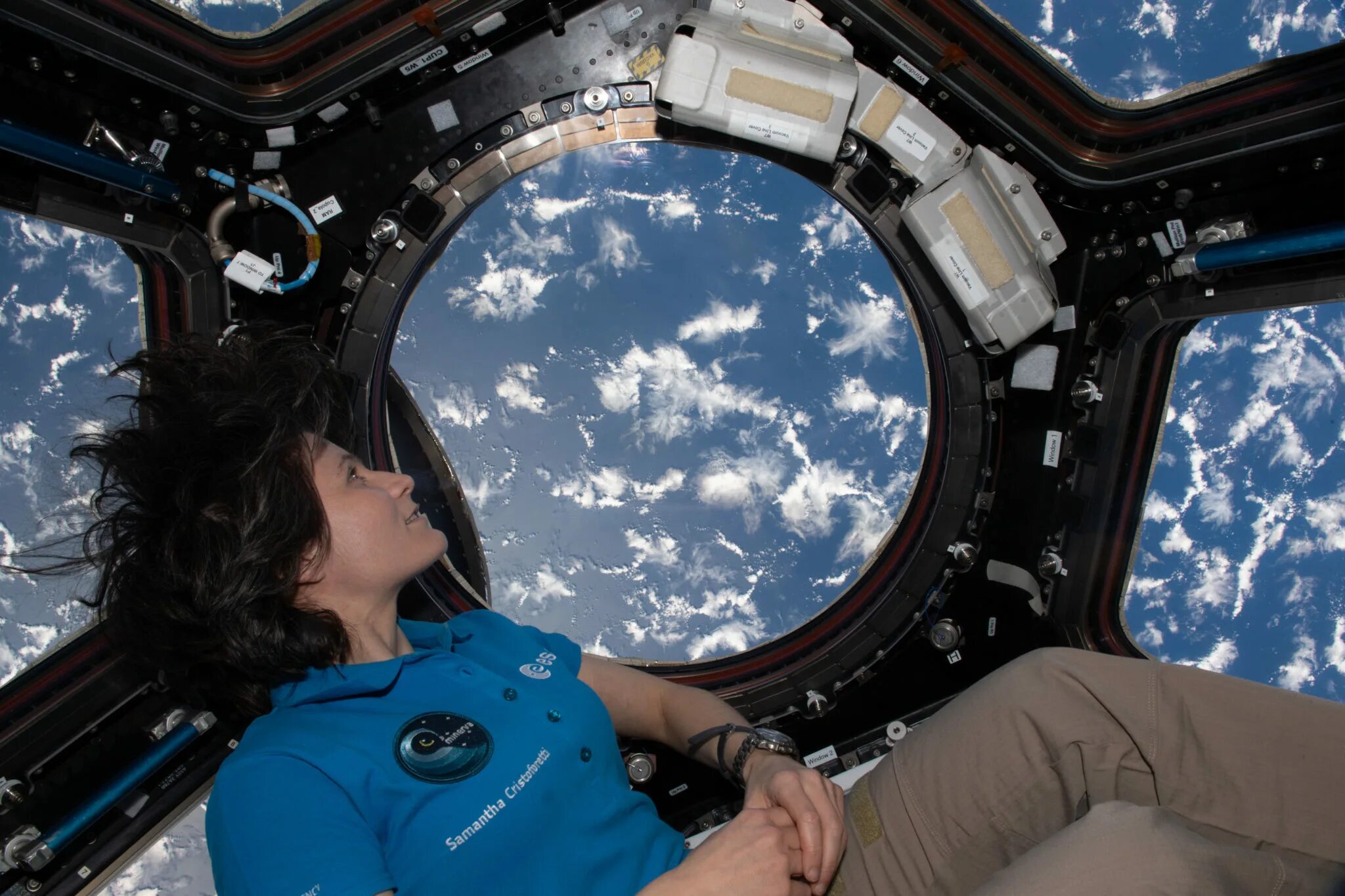 Женщины на орбите. Астронавт Саманта Кристофоретти. Саманта Кристофоретти в космосе. Йога на МКС Саманта Кристофоретти. Саманта Кристофоретти космонавт фото.