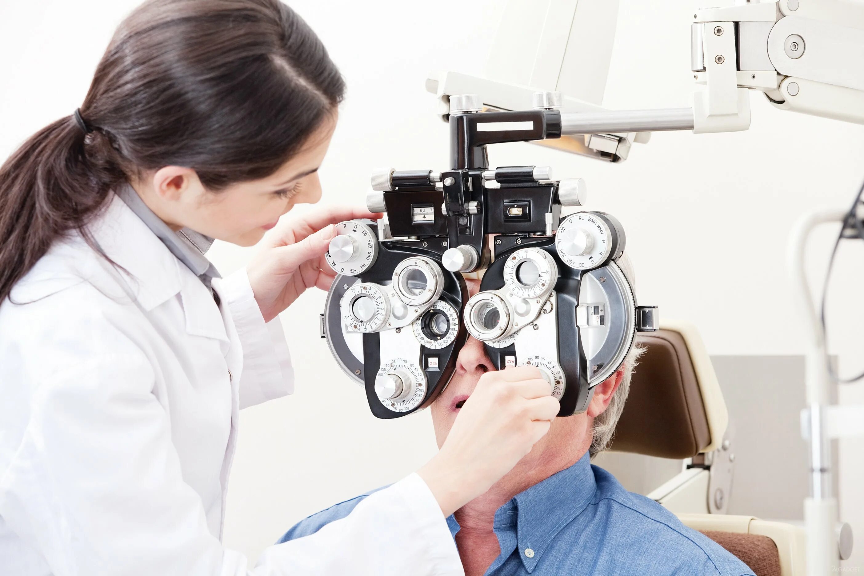 Человек проверяющий зрение. Офтальмолог. Окулист обследование. Оптометрист. Осмотр окулиста.