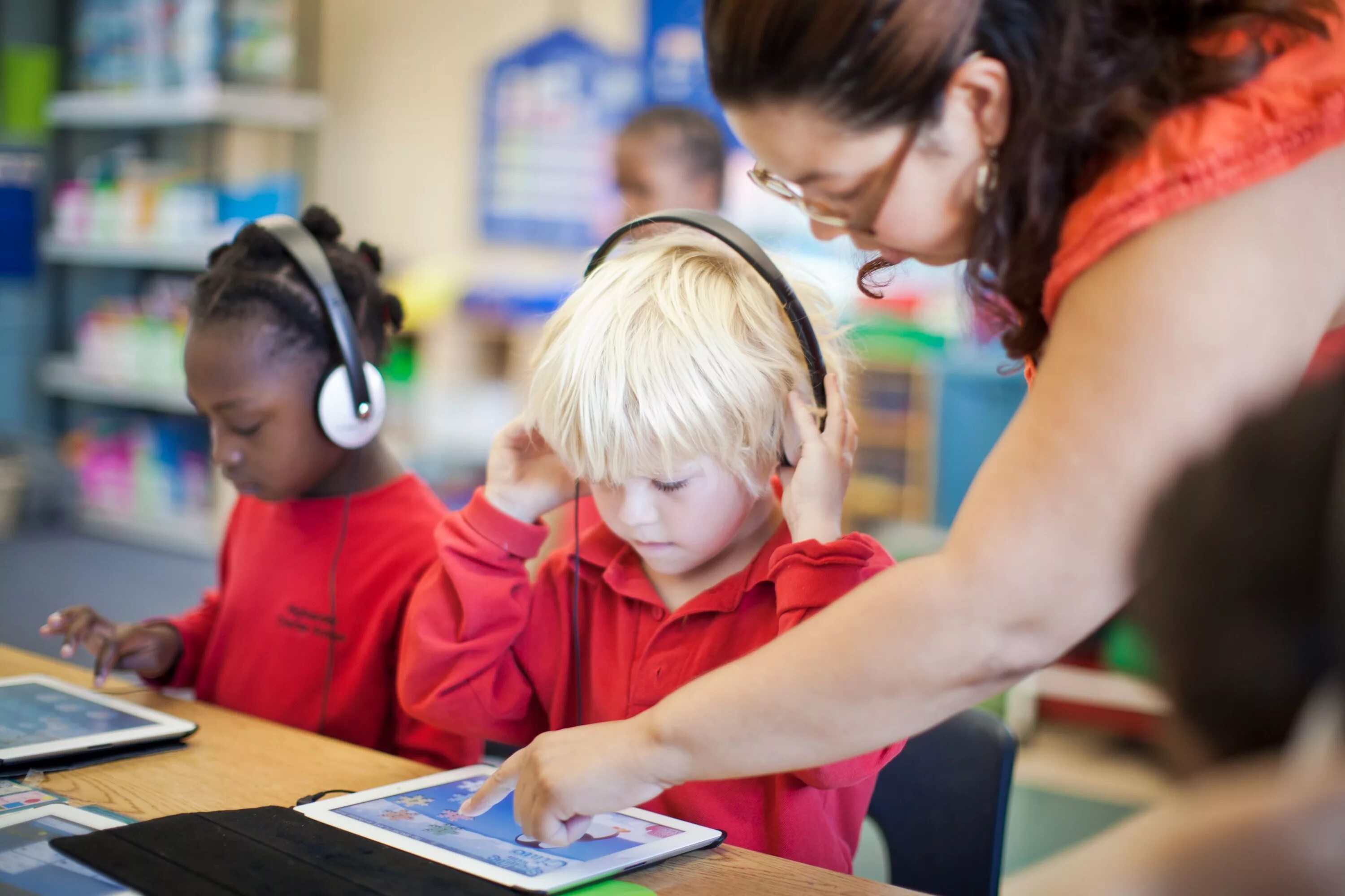 Preschool teachers. Педагог и дети. Учитель и дети. Дети и современные технологии. Современный ученик.