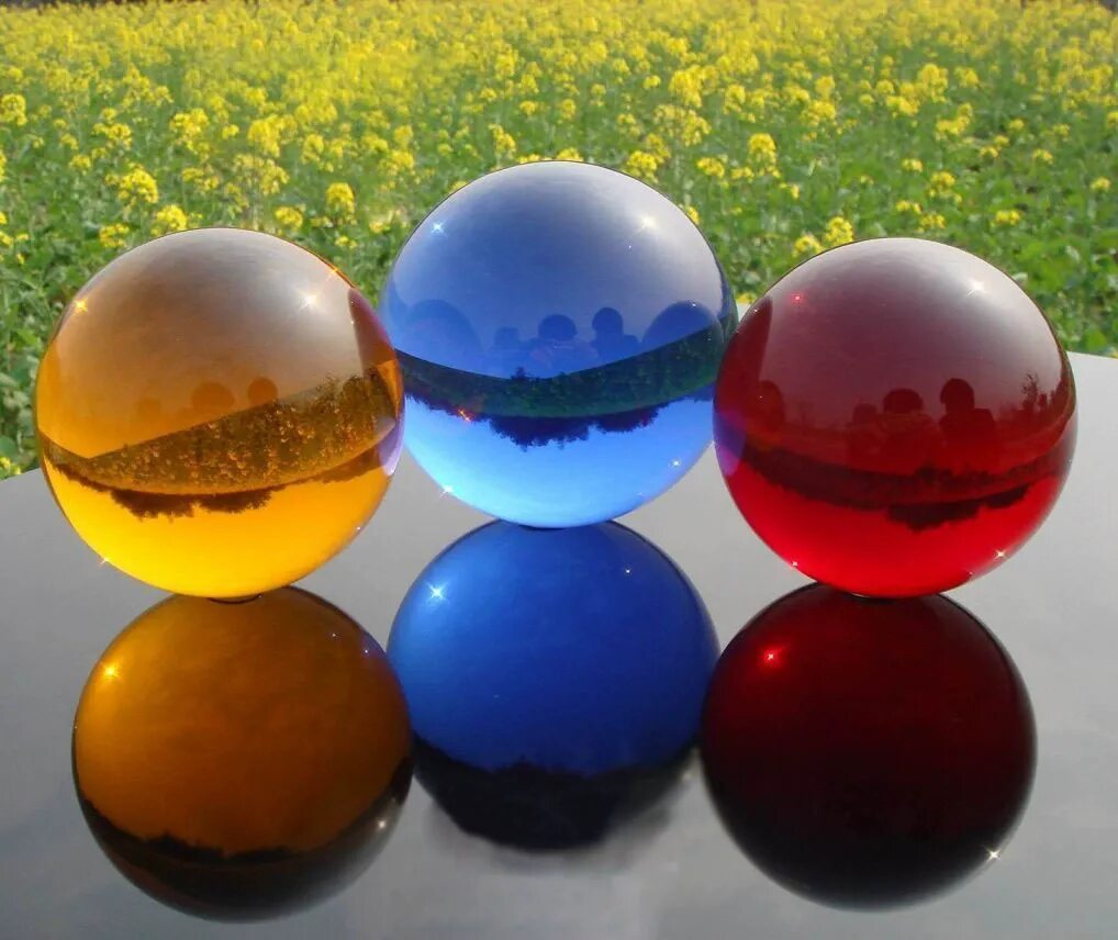 Что называют шарами. Стеклянные шары. Шар цветного стекла. Стеклянный шар цветной. Круглые синие стеклянные шары.