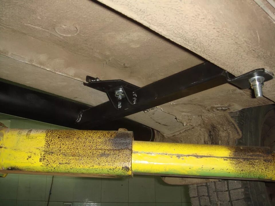 Пороги на ниву 21214. Силовые пороги на ниву 21213. Крепление порогов нива. Защита порогов нива 2121 своими руками. Пороги на ниву 21214.