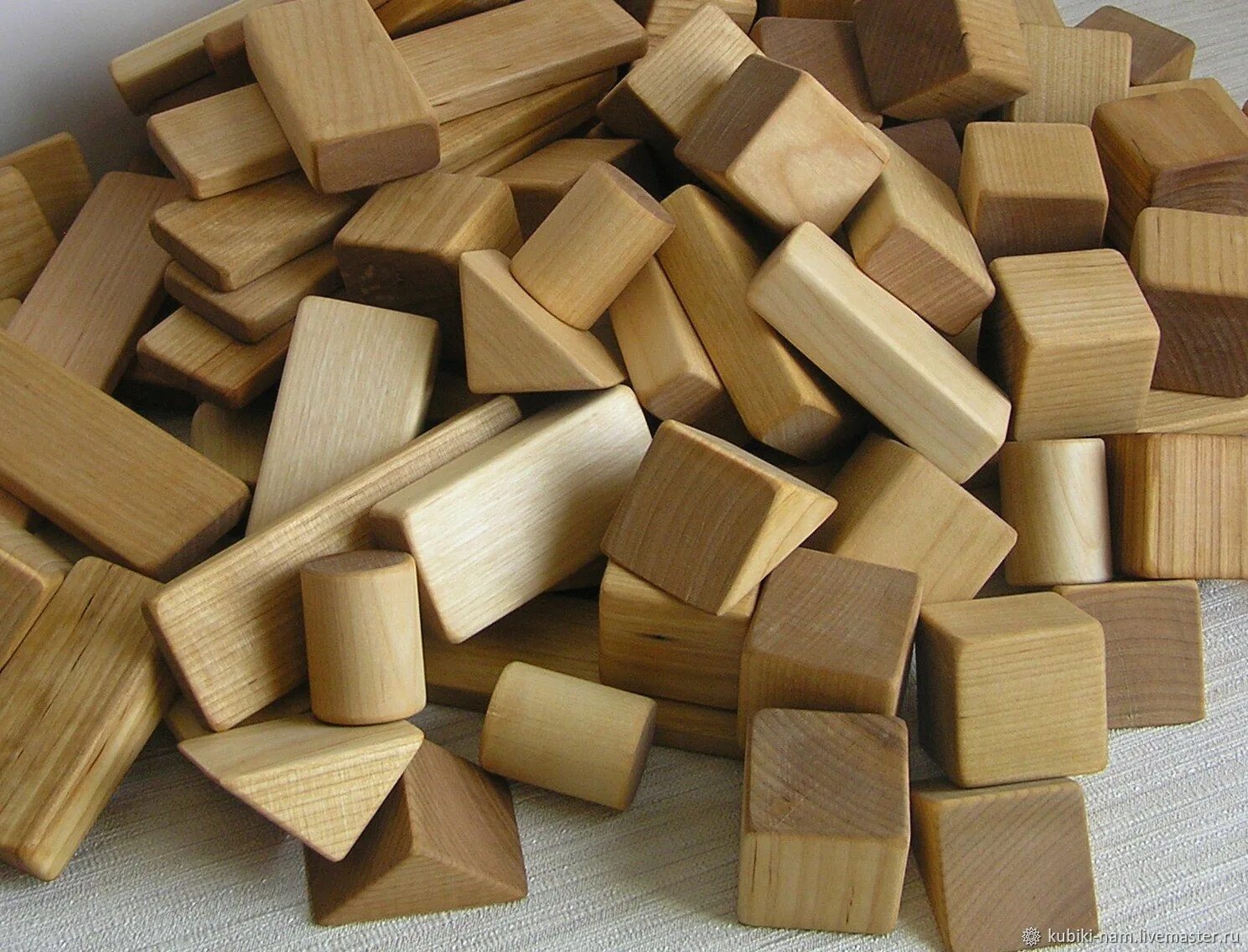 Деревянные кубики купить. Деревянные кубики. Детские кубики деревянные. Набор деревянных кубиков. Детские кубики из дерева.