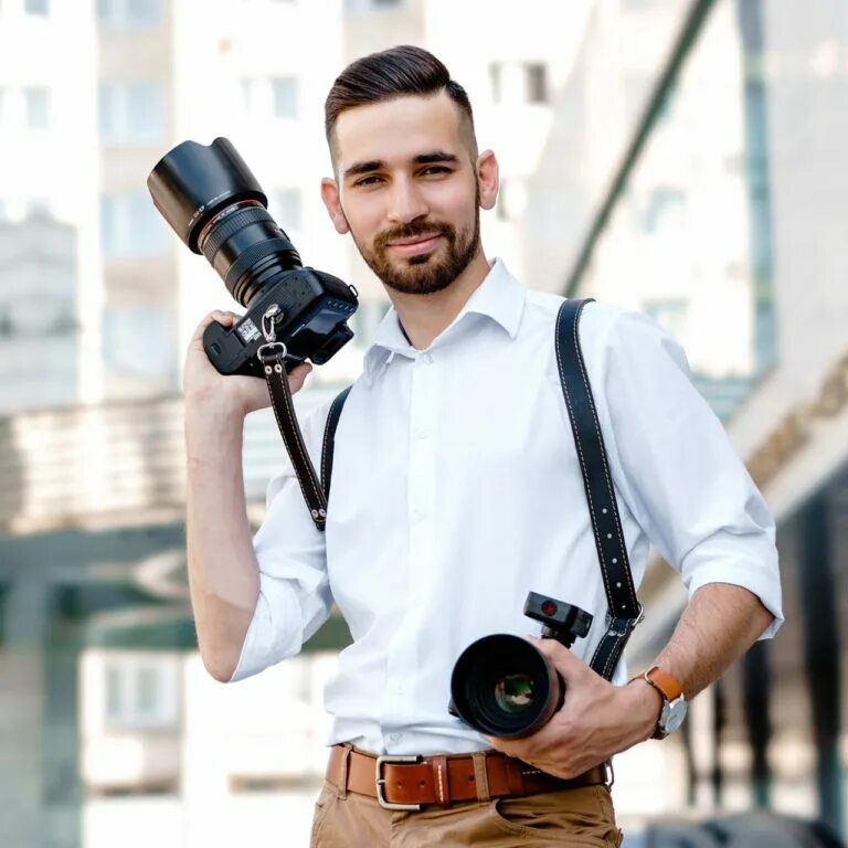 Мужчина фотограф. Мужчины фотограф фотосессия. костюм фотографа. фотограф мужчина фото. фотограф в костюме и фотоаппаратом на шее.