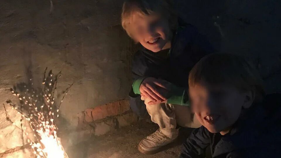 Два мальчика выпали. Двое детей выпали из окна в москве. мальчики выпали из окна талалихина. мелкий брат. мальчик в центре детей.