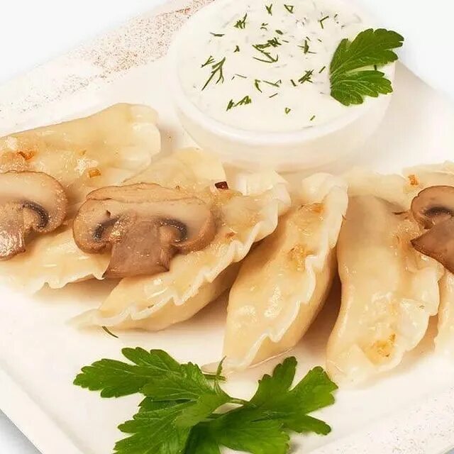 вареники с картошкой и грибами упаковка. вареники с картофелем и белыми грибами. вареники с картошкой и грибами. вареники цезарь с картошкой и грибами. вареники с картошкой луком и грибами.