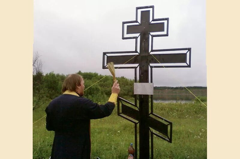 Ставить крест на человеке. Православный поклонный крест. Крест поклонный восьмиконечный. Поклонный крест Лихославль. Православный поклонный крест Сербия.