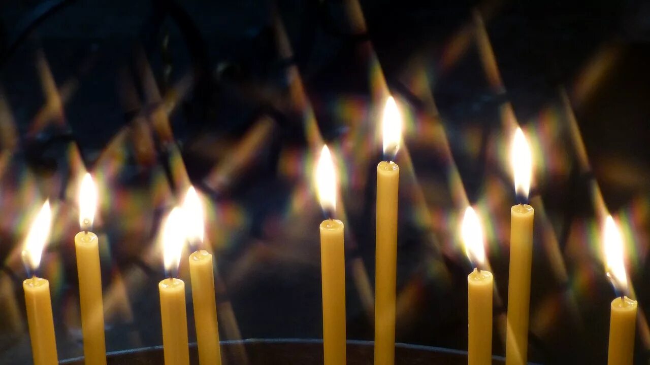Горящие свечи в церкви. Свечи в храме. Горящие свечи в храме. Свеча православная. Церковные свечи в храме.