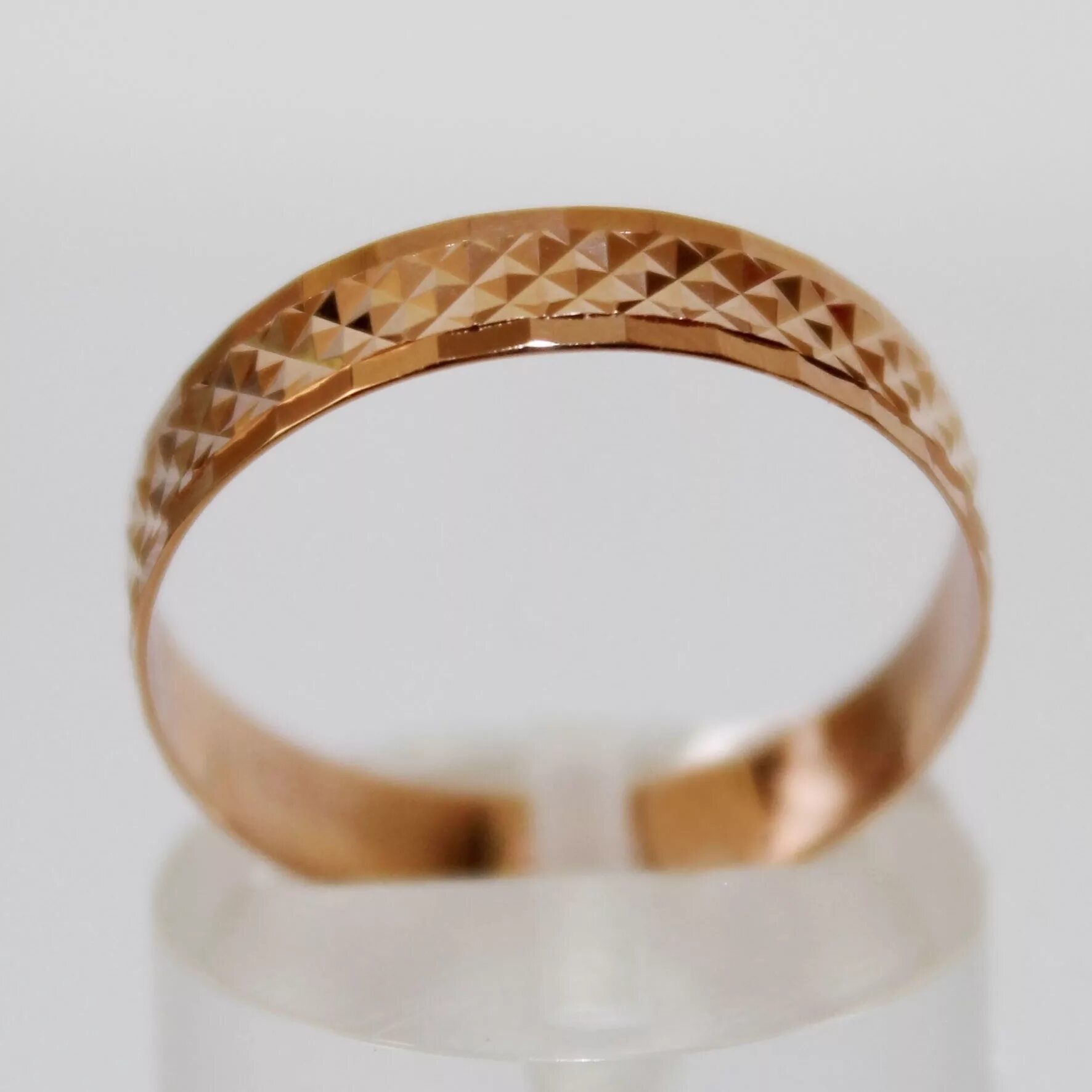 кольцо обручальное из красного золота (арт. золотое кольцо с алмазной огранкой. алмазная огранка золота кольца. алмазная грань на золоте кольцо. алмазные обручальные кольца.