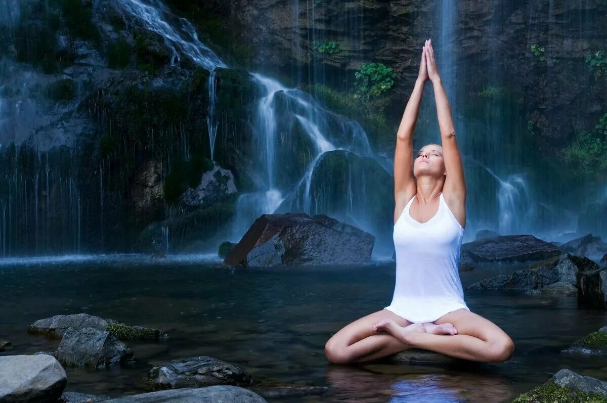 Девушка медитирует. Медитация на природе. Расслабление. Медитация девушка.