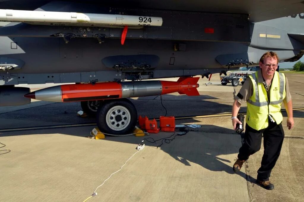 Б бомбила. Б-52 бомбардировщик бомбометание. Б бомбила. B 52 бомбардировщик во вьетнаме. Бомбардировщик б-17 летающая крепость.