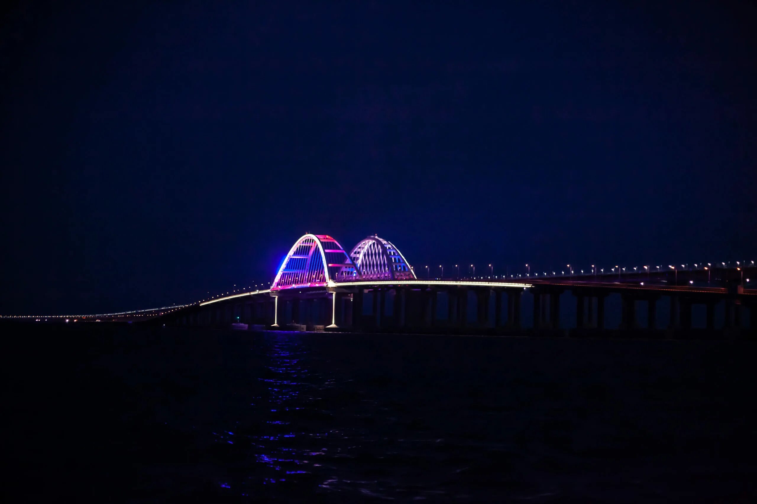 Крымский мост 2021. Ночной Керченский мост. Крымский мост ночью. Крымский мост подсветка.