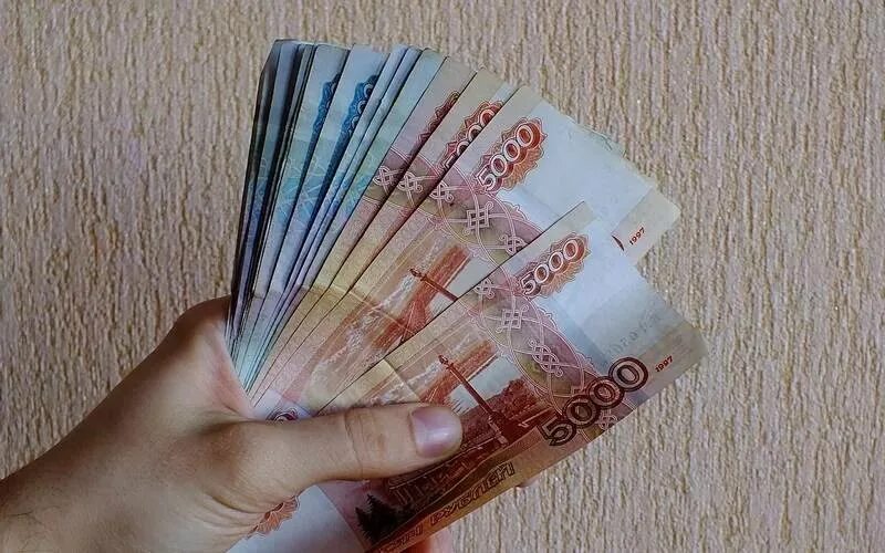 Деньги 40000 рублей. Деньги в руках. Купюры веером. Купюры веером в руке. Деньги 30 тысяч рублей.