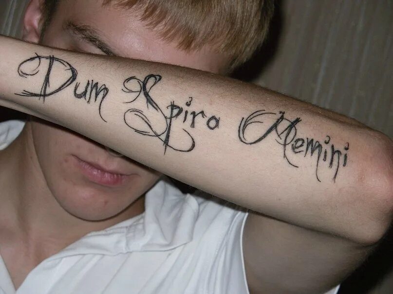 Бояться на латыни. Тату надписи. Татуировки на латыни. Тату надписи на латыни. Татуировка надпись на руке.