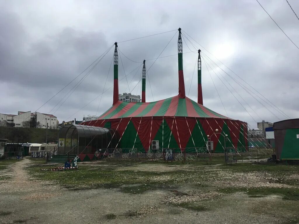 Цирк на пожарова севастополь. Цирк севастополь. Цирк на пожарова севастополь. Шатер шапито. Севастопольский цирк на пожарова.