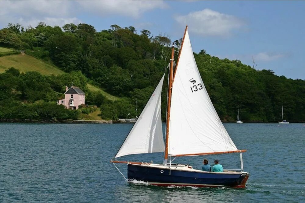 Vertue 25 sailboat. Small wooden sail. Лодка dinghy. Small boat. Phil bolger boat plans.