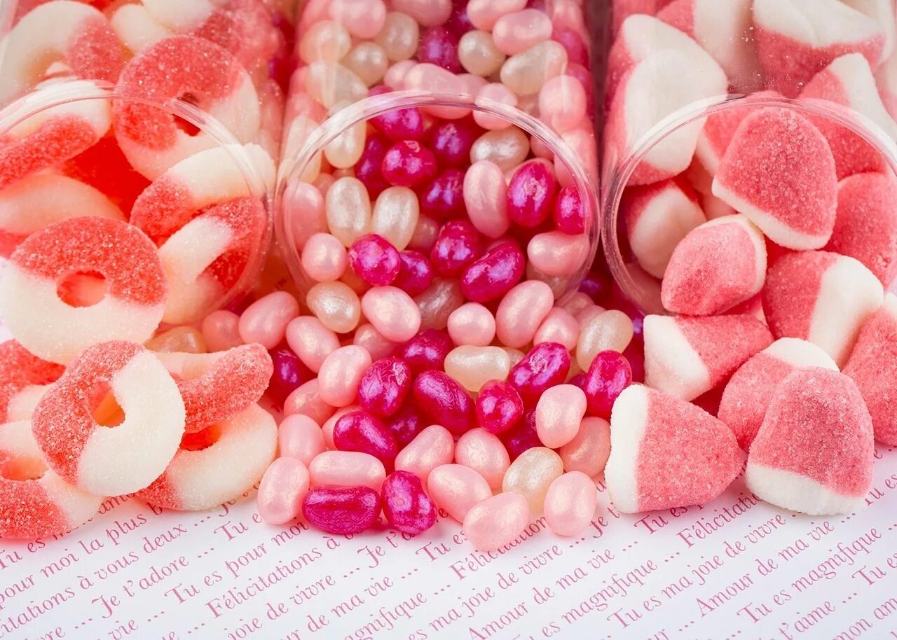 Розовые карамельки. Розовые конфеты. Розовые сладости Эстетика. Конфеты розовые с белым. Розовые мармеладки.