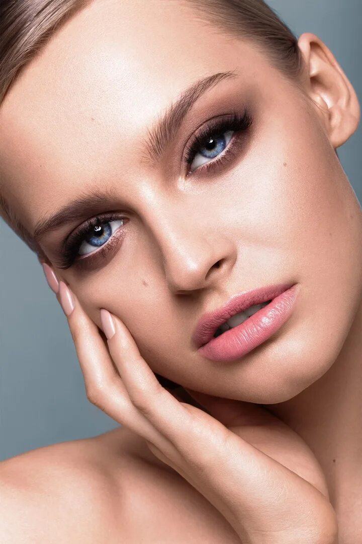 Модель макияж. Бьюти съемка. Идеальный овал лица. Модельное лицо. Модель с красивым макияжем.