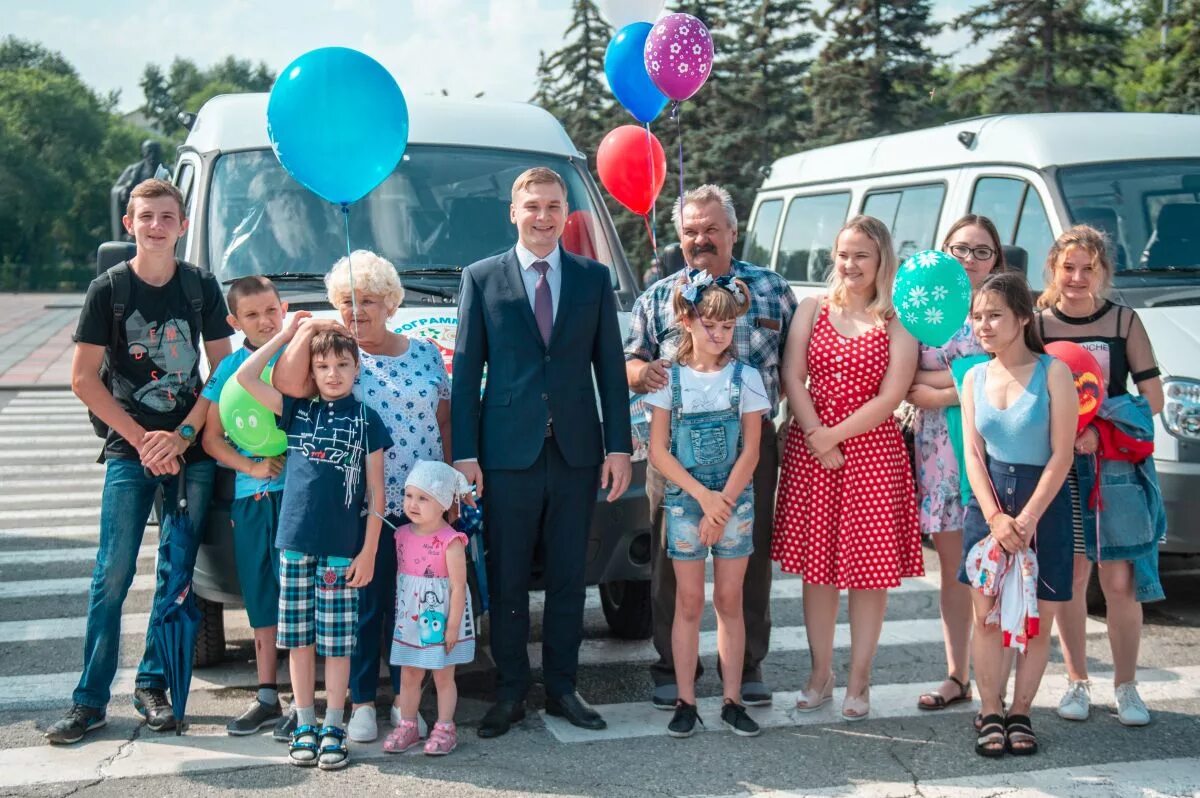 Министерство социальной защиты хакасии. Авто для многодетной семьи. Многодетным семьям машина Хакасия. Многодетные семьи Хакасии. Семейная машина для большой семьи.