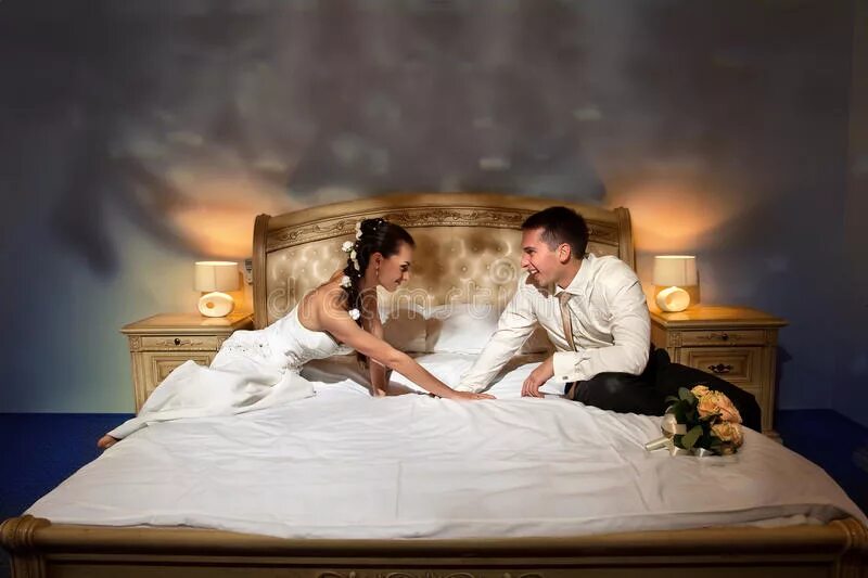 Невеста постель. Невесты в постели. Жених и невеста в постели. Красивые невесты в постели. Лежат новобрачные в постели.