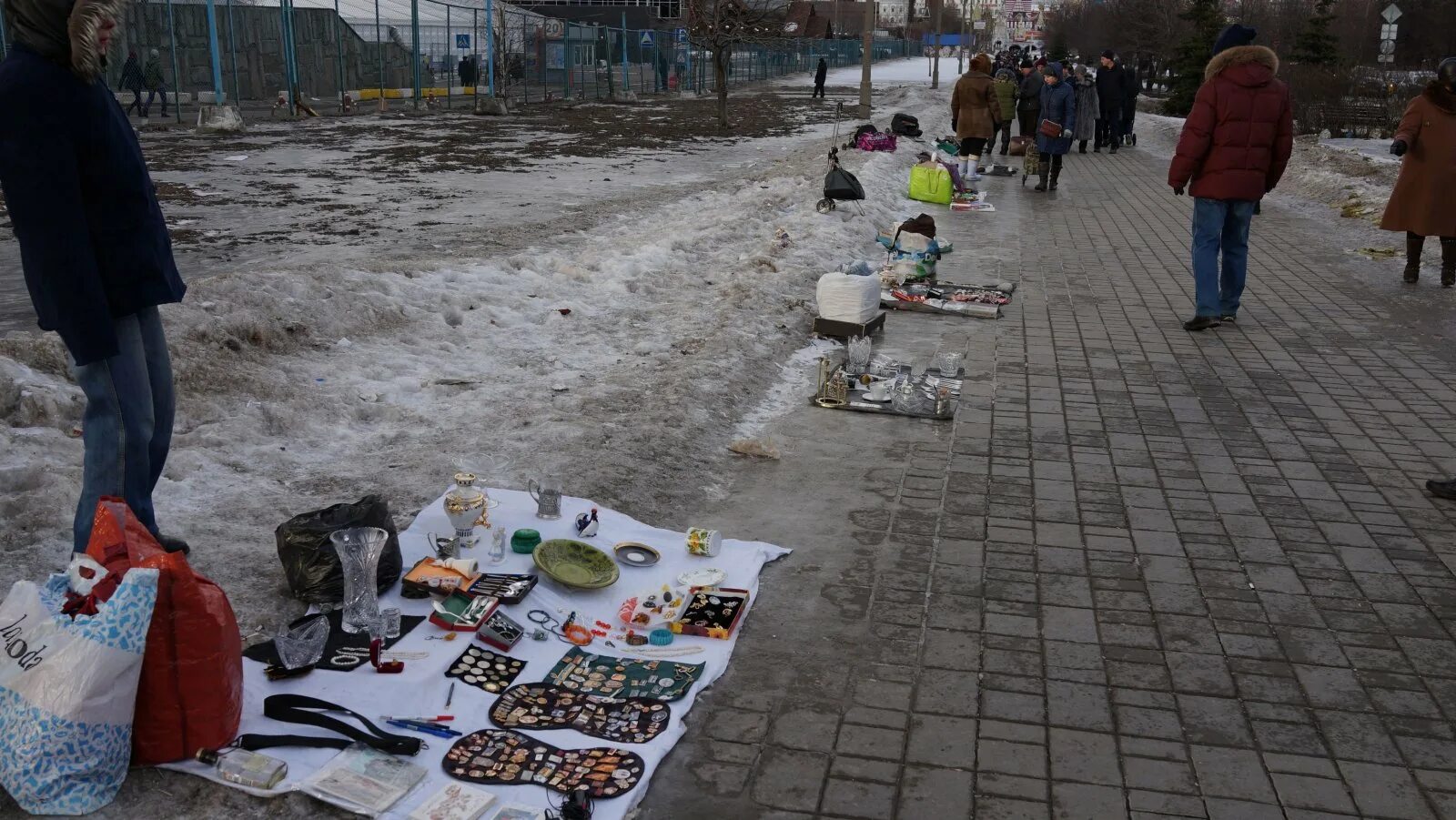 Блошиный рынок метро. Блошиный рынок Чистяковская роща. Блошиный рынок в Новосибирске ДК Чкалова. Блошиный рынок в Измайлово. Блошиный рынок Подрезково.