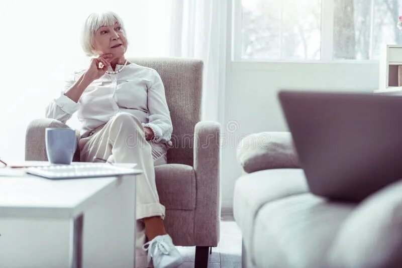 Женщина ждет на вокзале. Взрослая женщина с чемоданом на платформе. Аэропорт зал ожидания. Ladies waiting. Ladies waiting.