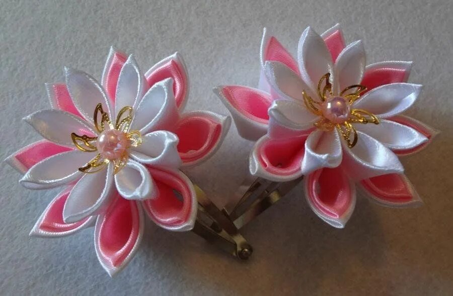 Цветок в технике канзаши. Заколки канзаши. Японские заколки канзаши. Цумами канзаши. Канзаши из атласных лент.