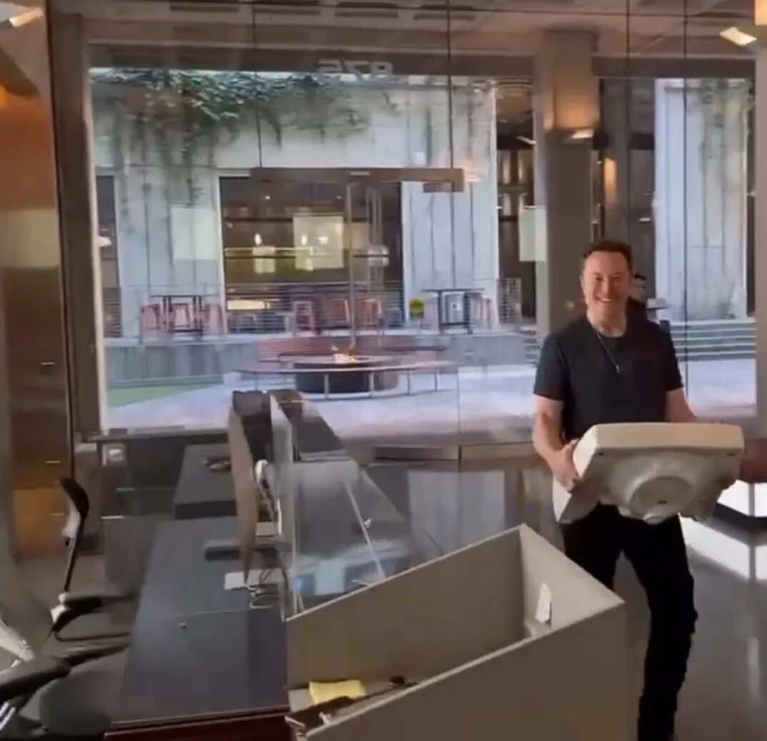 Илон маск о крокусе. Elon Musk с раковиной. Илон Маск в офисе. Квартиры миллиардеров США.