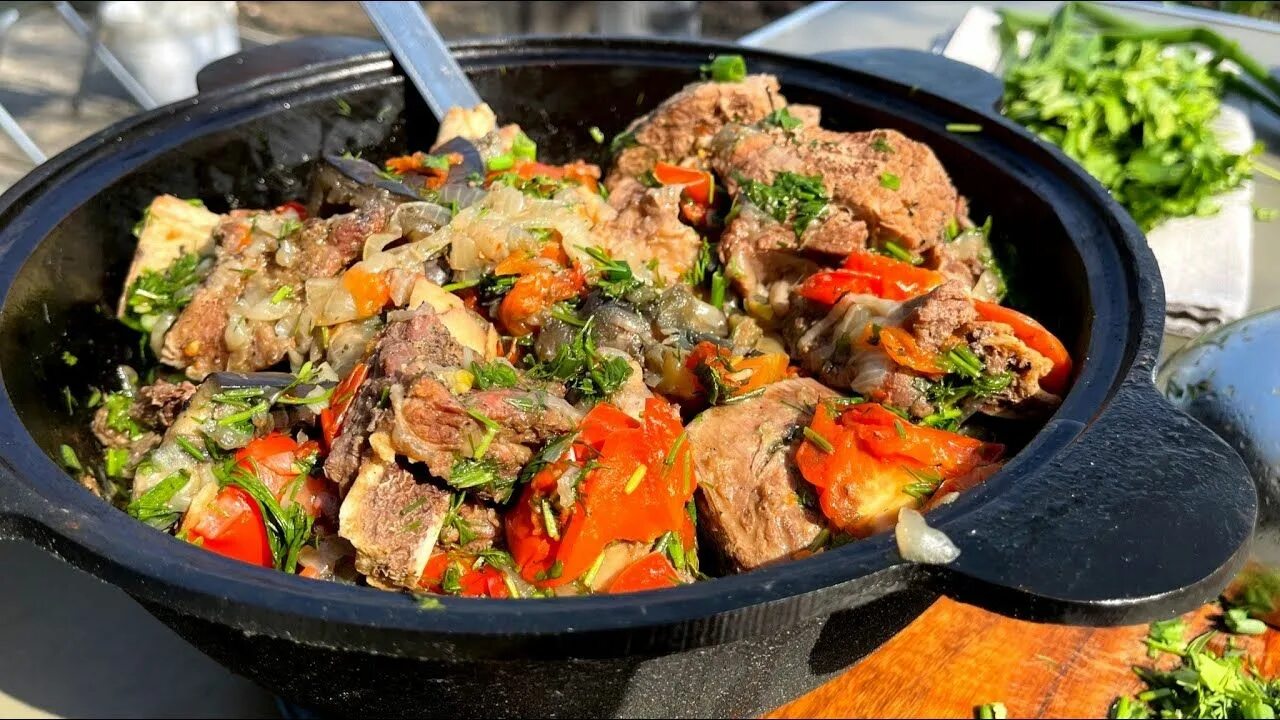 Хашлама в афганском казане. Хашлама в кастрюле. Хашлама азербайджанская. Хашлама в собственном соку. Хашлама из говядины в казане на костре.