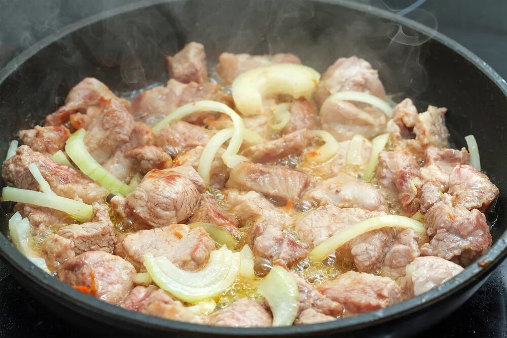 Свинина на сковороде с луком. Мясо на сковороде свинина с луком. Мясо с луком на сковороде. Жареная свинина на сковороде с луком. Вода свинина лук