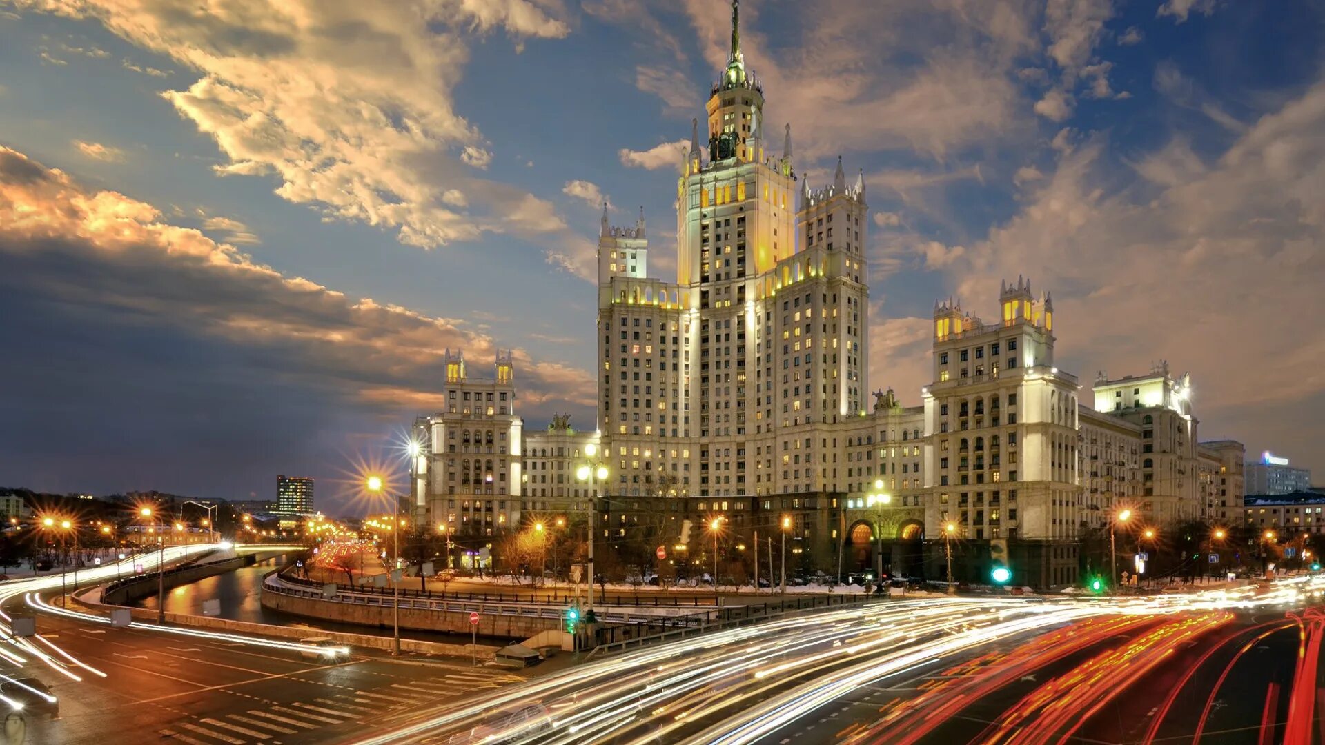 Здания сталинских высоток в москве. Сталинские высотки в Москве. Москва-Сити и сталинские высотки. Дом на Котельнической набережной и МГУ. Сталинские высотки МГУ.