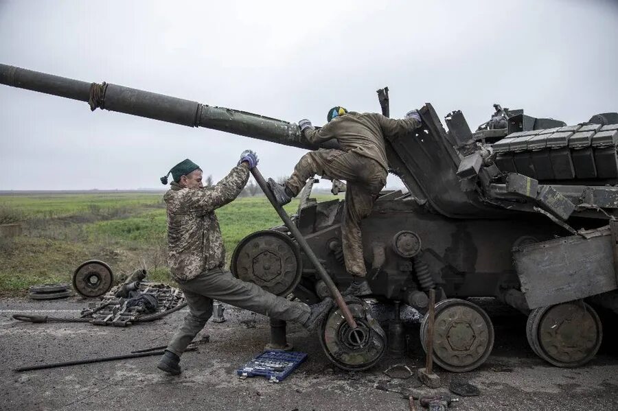 Подбитые танки абрамс на украине. Т-64бв ВСУ. Т-64 ВСУ. Подбитая украинская техника 2023.
