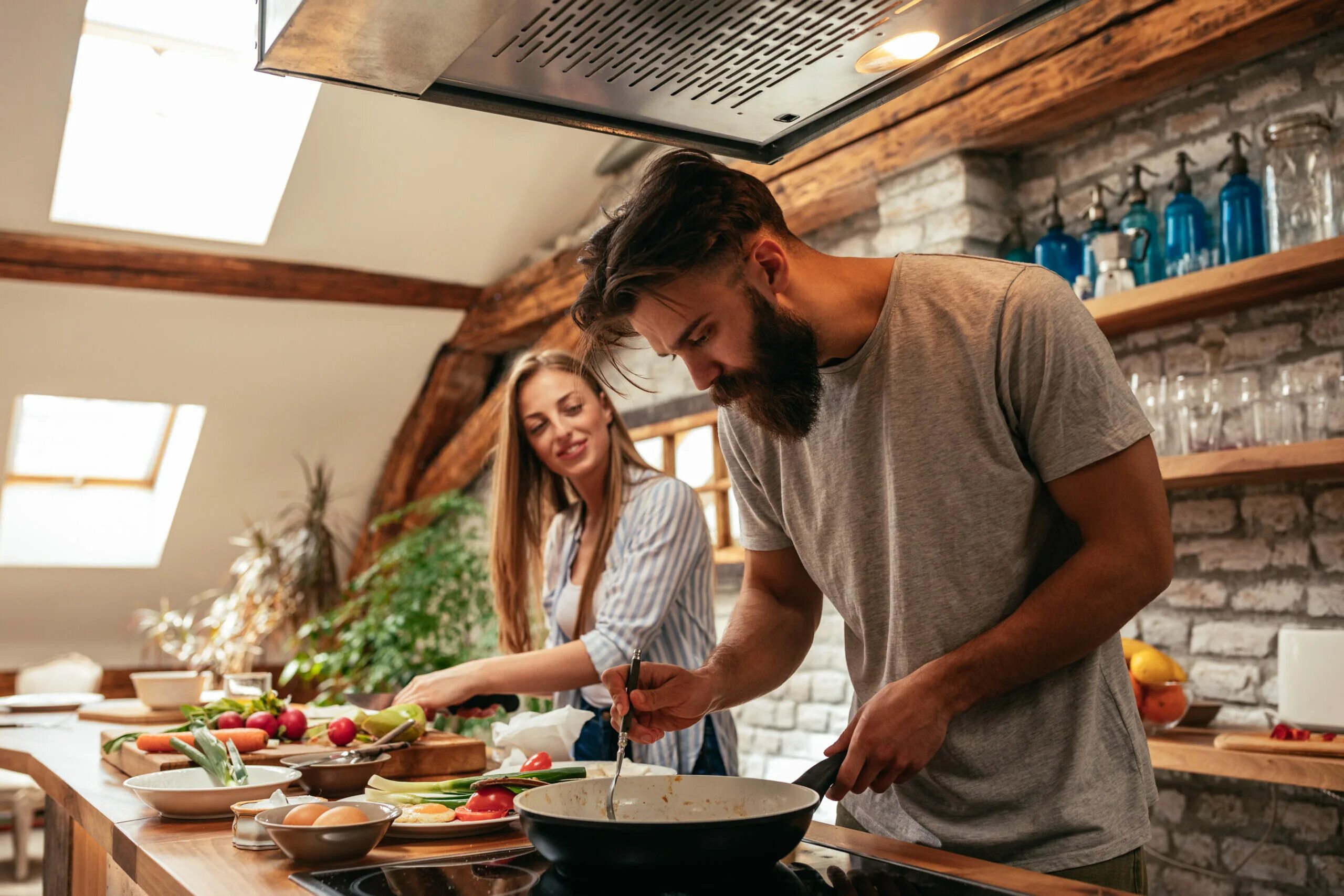 Пара в кулинарии. Умение готовить. Шикарная кулинария и люди. Пара ужинает дома.