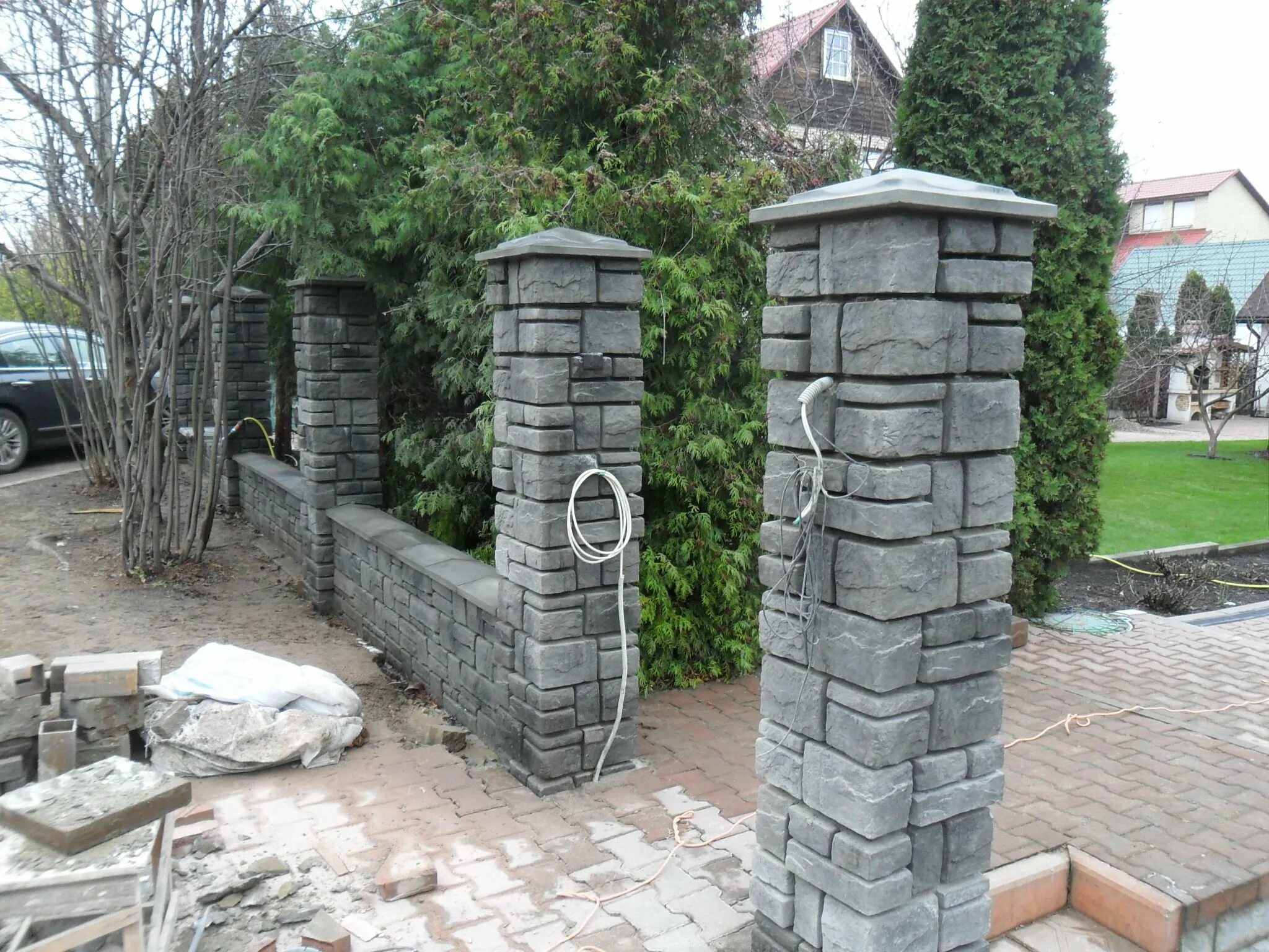 Столбы для забора из камня. Элит стоун заборные блоки. декоративная отделка столбов. колонны из камня. декоративные бетонные столбы.