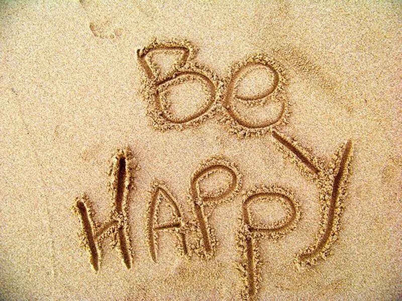 Be happy away. Счастье картинки. Надпись на песке счастье. Счастье есть надпись на песке. Счастье есть картинки.