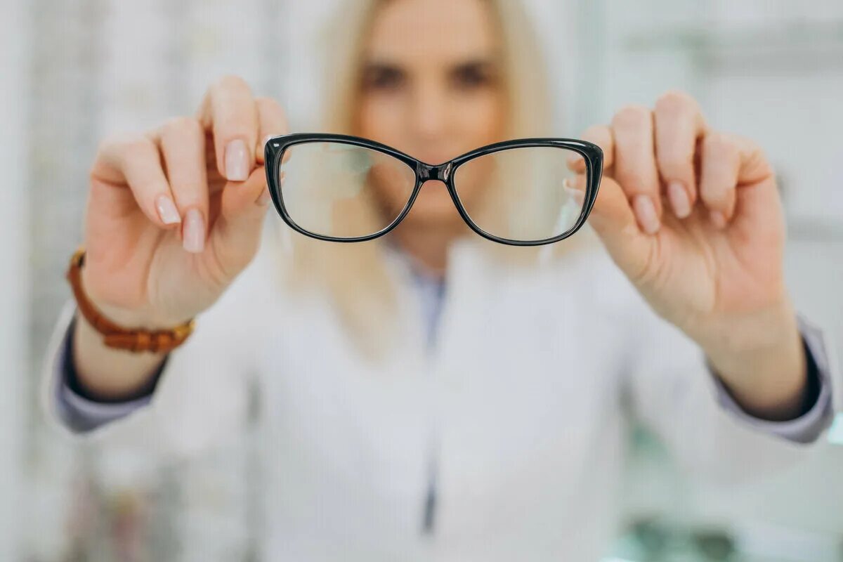 Люди носящие очки знают что когда входишь. Люди в очках для зрения. Плохое зрение. Пресбиопия очки по возрасту.