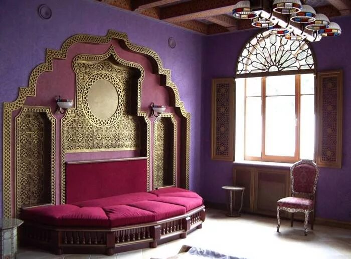 спальня в мавританском стиле. современный арабский интерьер. стены в восточном стиле. мусульманский стиль в интерьере. марокканский стиль в интерьере спальни.